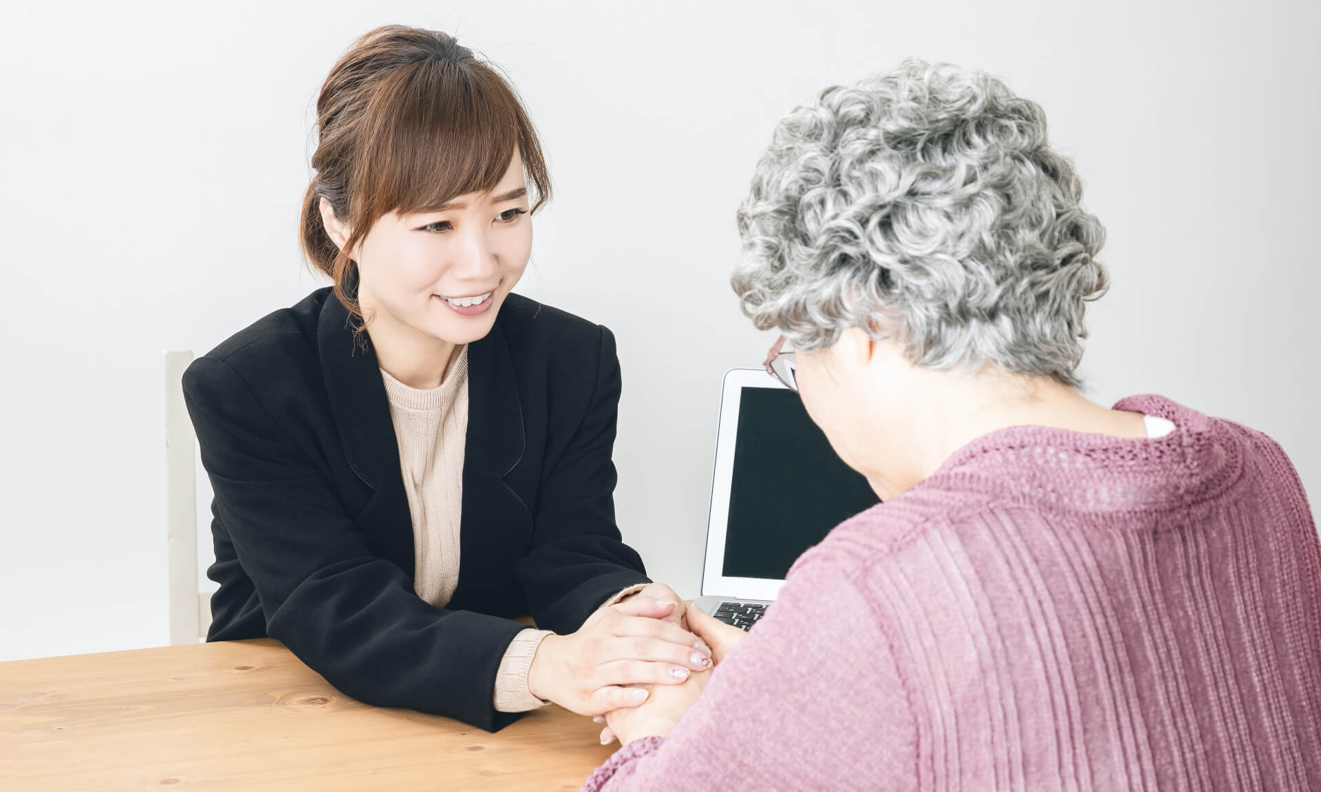 保険内容をお客様に提案している様子