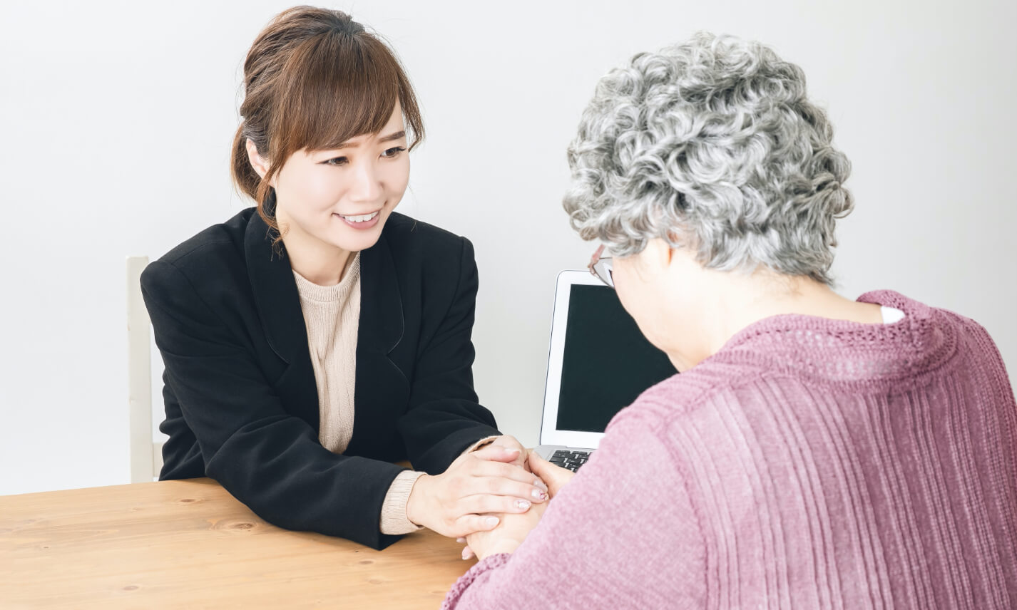 保険内容をお客様に提案している様子