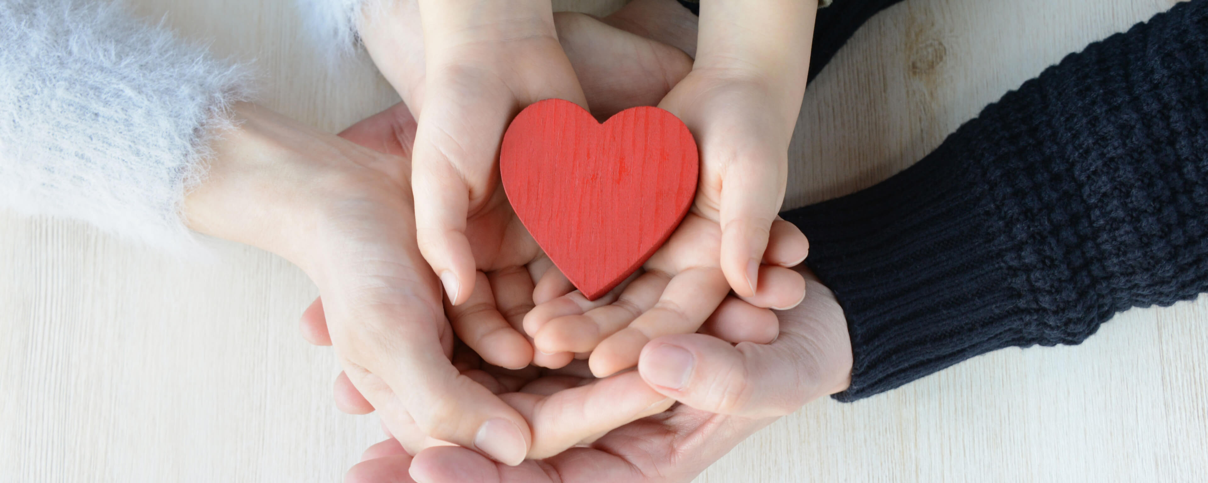 家族でハートを支えている写真