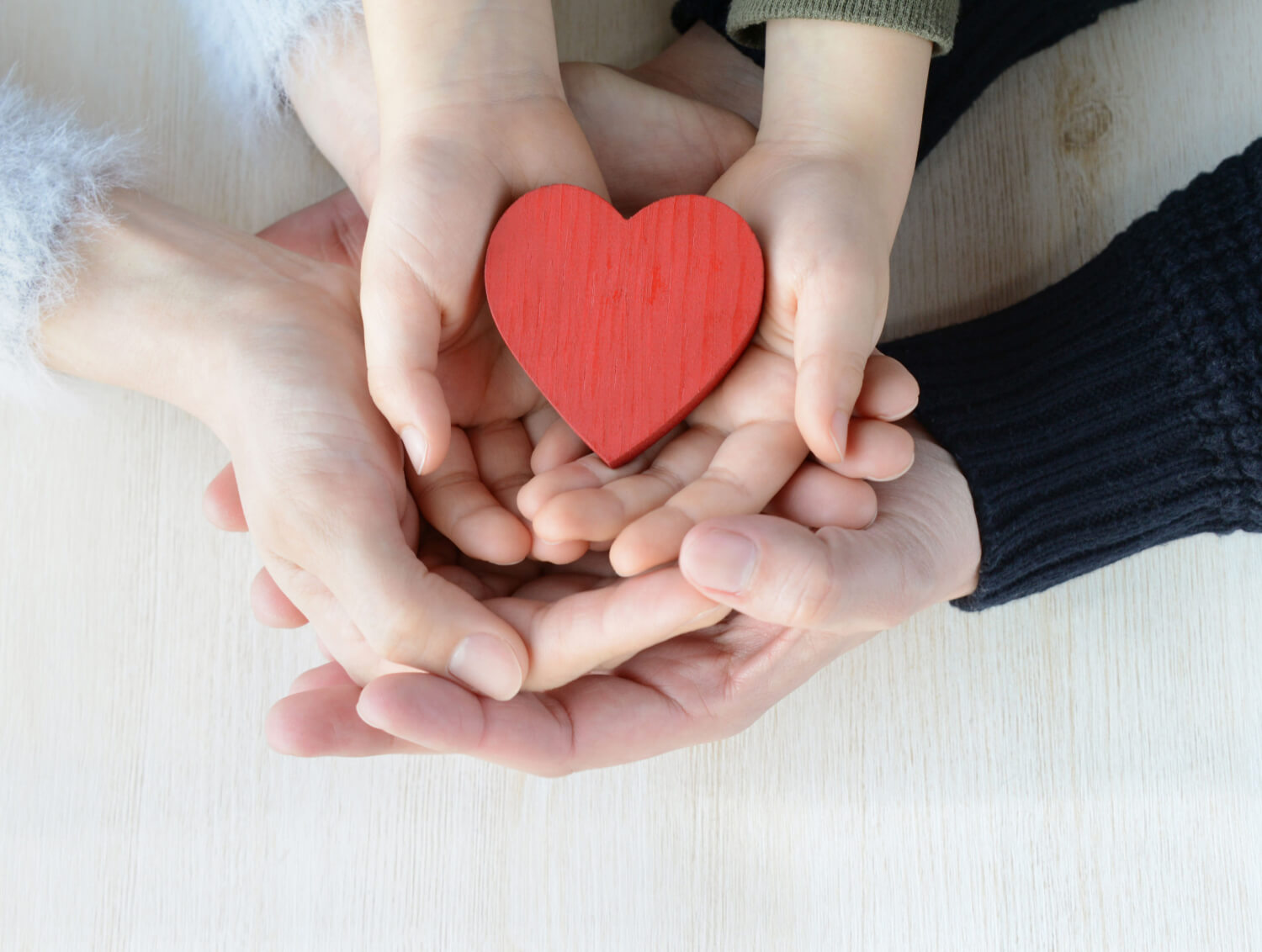 家族でハートを支えている写真